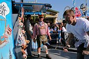 Gibt Anleitung: Hau den Lukas "Dienstmann" und Chef Peter Sachs (Foto. Martin Schmitz)